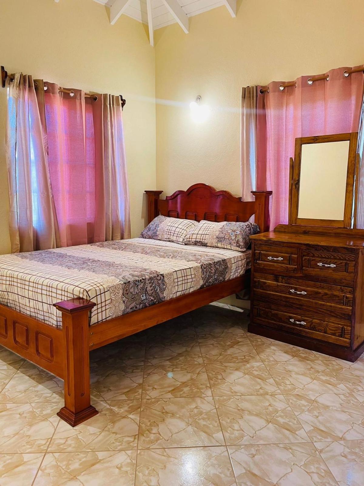 Castle Berry Apartments Kingstown Extérieur photo